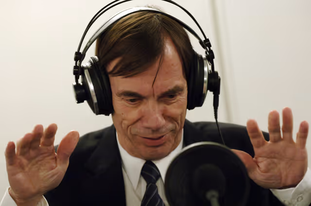 Valokuva 2: MEP Mogens N J CAMRE attends an interview in Strasbourg