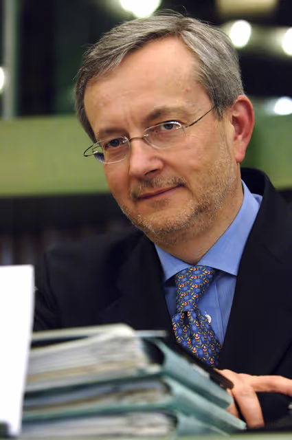 Fotografie 2: Michl EBNER in a meeting at the EP in Strasbourg.