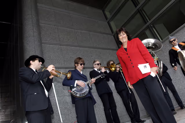 Photo 4 : MEP Elizabeth LYNNE supports a protest against smoking in Brussels