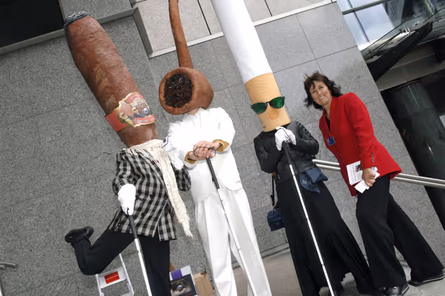 Photo 5 : MEP Elizabeth LYNNE supports a protest against smoking in Brussels