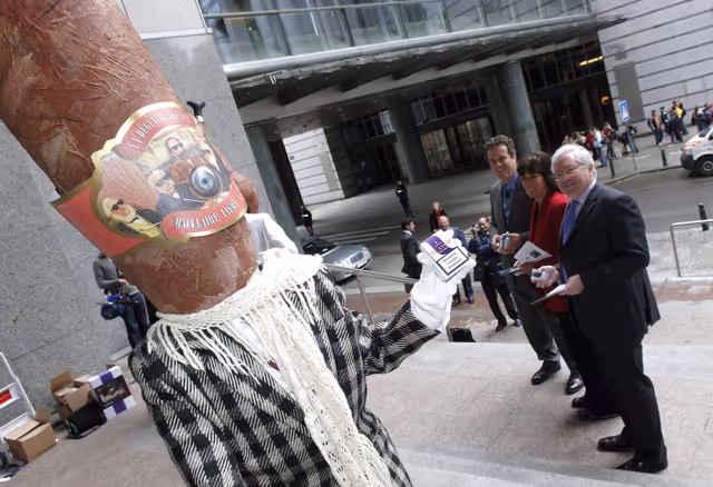 Photo 8 : MEP Elizabeth LYNNE supports a protest against smoking in Brussels