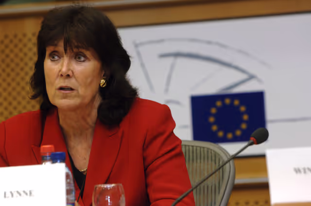 Photo 1 : MEP Elizabeth LYNNE presides over a meeting on smoking