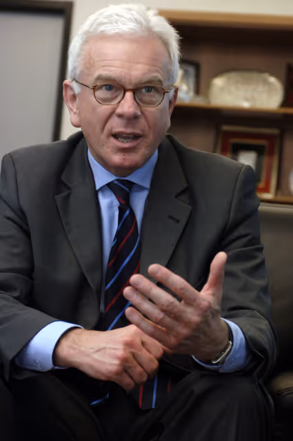 Foto 1: MEP Hans Gert POETTERING attends an interview in Brussels