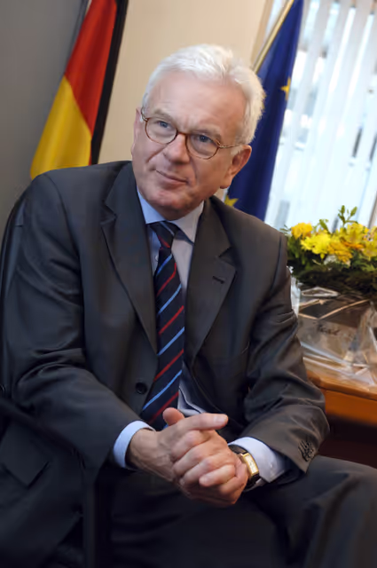 Foto 4: MEP Hans Gert POETTERING attends an interview in Brussels