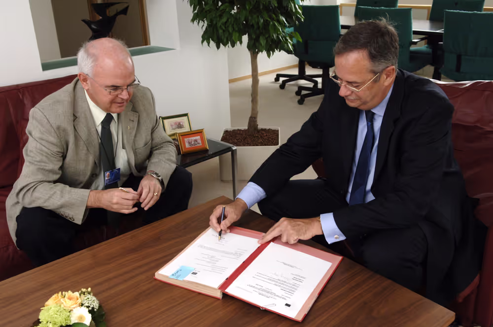 MEP Terence WYNN and EP Secretary General sign an official document in Brussels