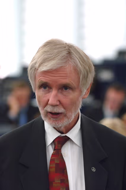 Φωτογραφία 2: Finnish Foreign Minister Erkki TUOMIOJA addresses a plenary session in Strasbourg