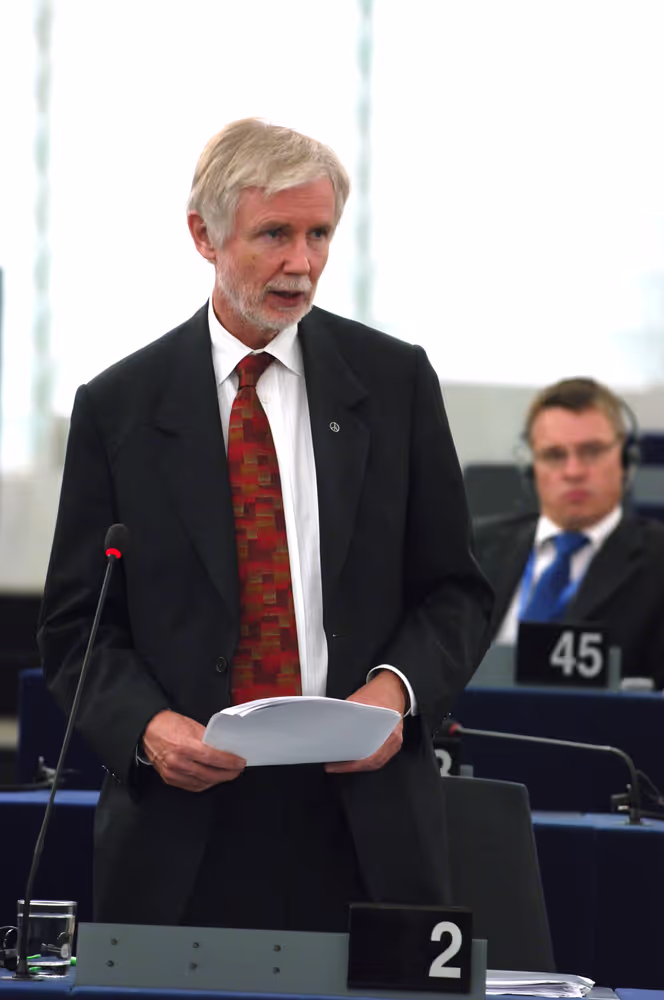 Finnish Foreign Minister Erkki TUOMIOJA addresses a plenary session in Strasbourg