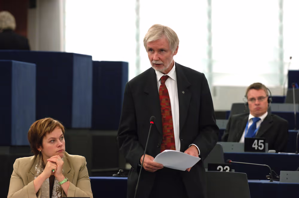 Finnish Foreign Minister Erkki TUOMIOJA addresses a plenary session in Strasbourg