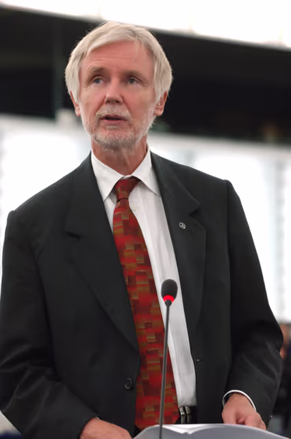 Φωτογραφία 6: Finnish Foreign Minister Erkki TUOMIOJA addresses a plenary session in Strasbourg