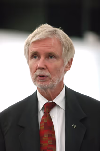 Φωτογραφία 7: Finnish Foreign Minister Erkki TUOMIOJA addresses a plenary session in Strasbourg