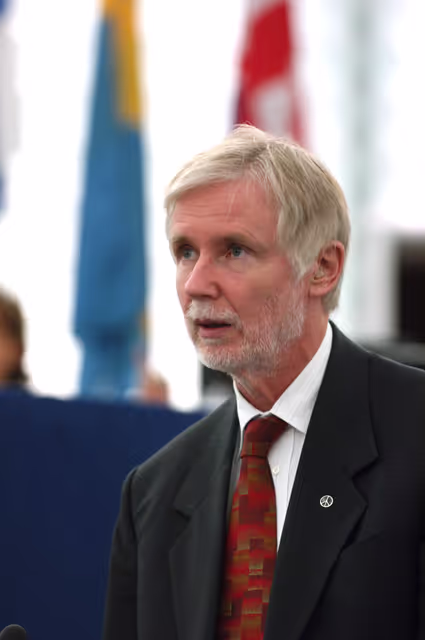 Φωτογραφία 8: Finnish Foreign Minister Erkki TUOMIOJA addresses a plenary session in Strasbourg