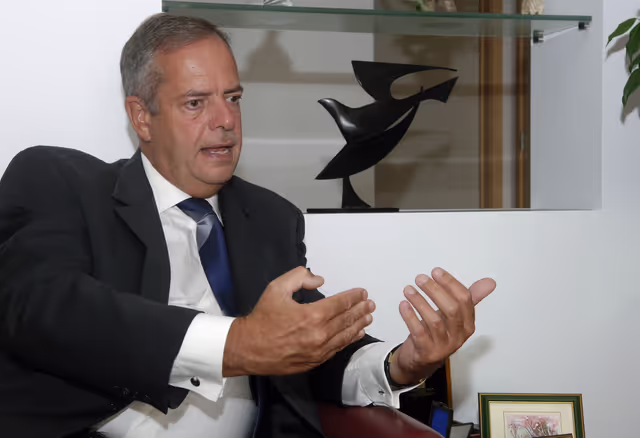 Fotografie 1: EP Secretary General Julian PRIESTLEY attends an interview in Brussels