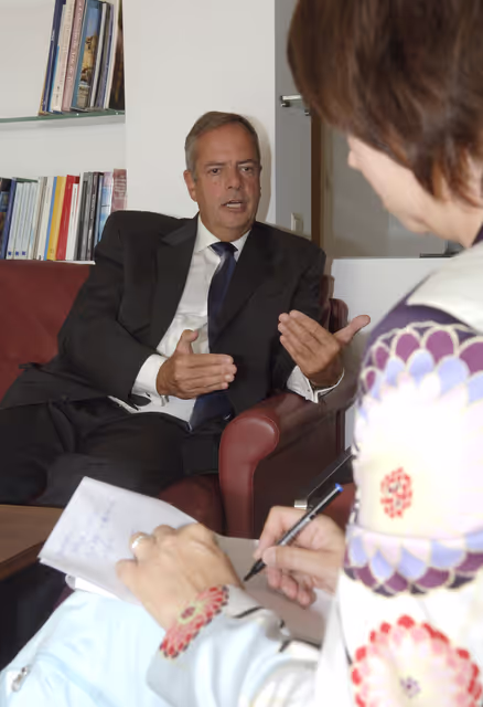 Fotografie 2: EP Secretary General Julian PRIESTLEY attends an interview in Brussels