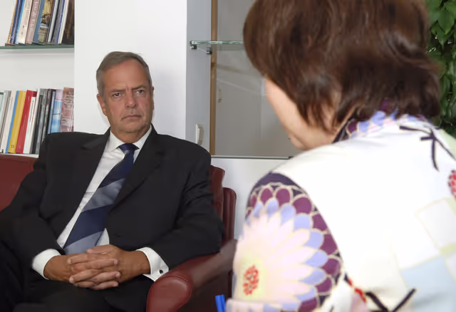 Fotografie 8: EP Secretary General Julian PRIESTLEY attends an interview in Brussels