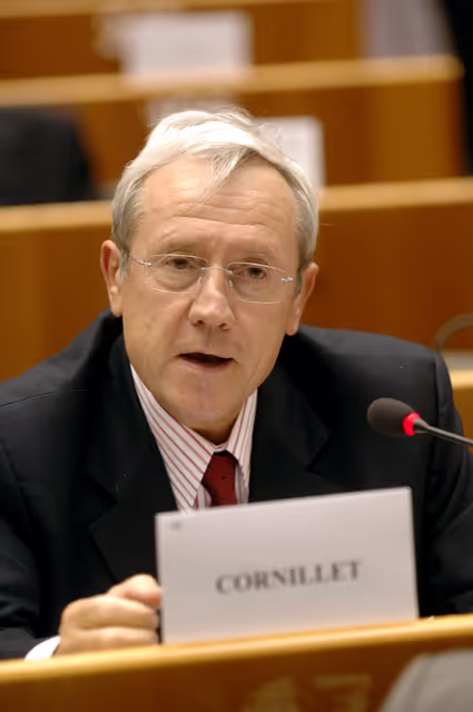 Fotografie 11: Thierry CORNILLET in a meeting at the EP in Brussels.