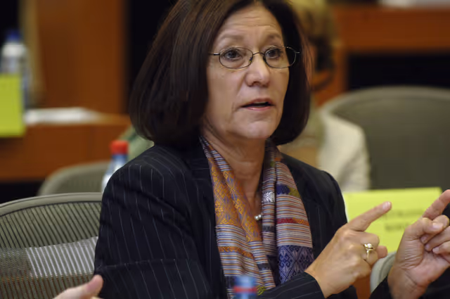 Fotografie 4: Ewa KLAMT in a meeting at the EP in Brussels.