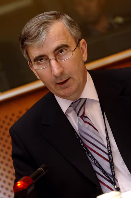 Fotografie 6: Gay MITCHELL in a meeting at the EP in Brussels.