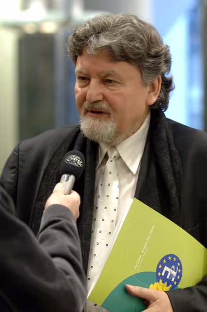 Zdjęcie 3: MEP Milan HORACEK attends an interview in Brussels