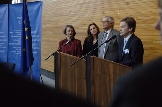 Billede 18: Public signature of the Services Directive, with Finnish Trade and Industry Minister Mauri PEKKARINEN