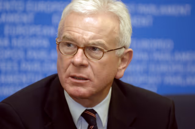 Photo 4 : Hans-Gert POETTERING, EP President, holds a press conference in Strasbourg