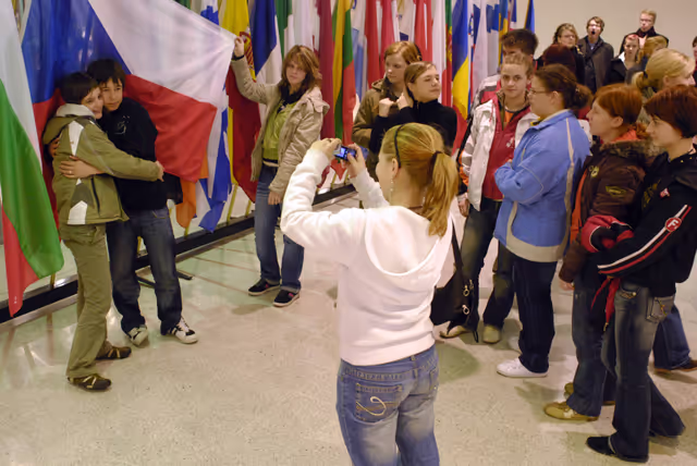 Photo 21: People taking pictures in front of the flags of the EU member states at the EP in Brussels.