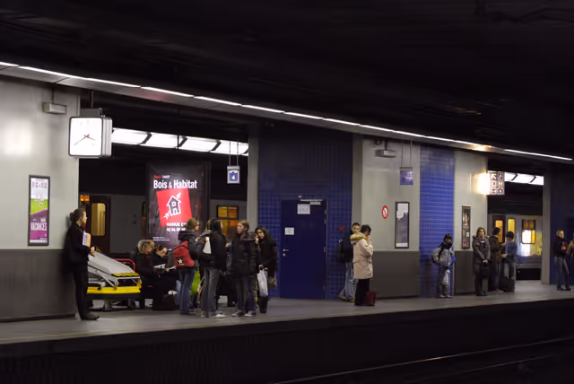 Снимка 17: Commuters waiting for the train at the underground railway station of Brussels Luxembourg