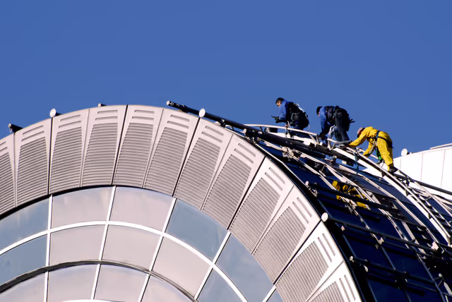 Valokuva 22: Window cleaners at work on the roof of the EP in Brussels.