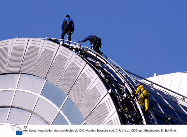 Valokuva 24: Window cleaners at work on the roof of the EP in Brussels.