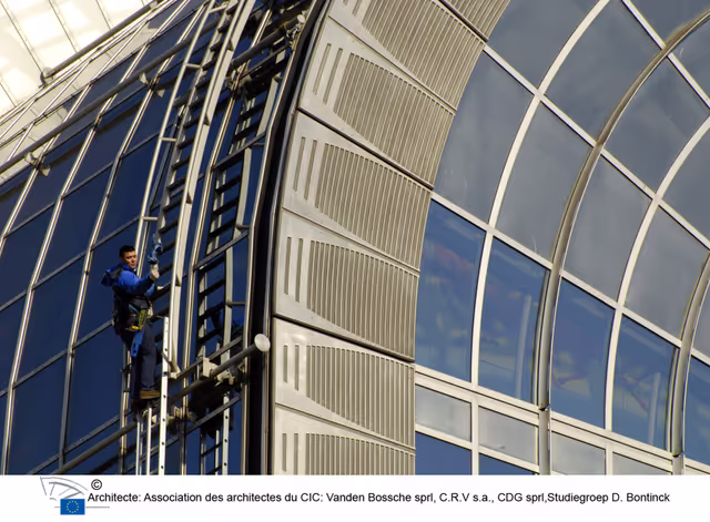 Valokuva 28: Window cleaners at work on the roof of the EP in Brussels.