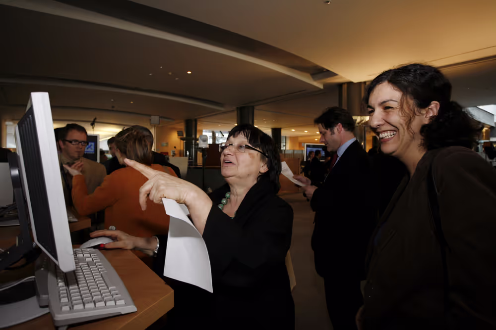 MEP Luisa MORGANTINI inspects the Vox Box in Brussels
