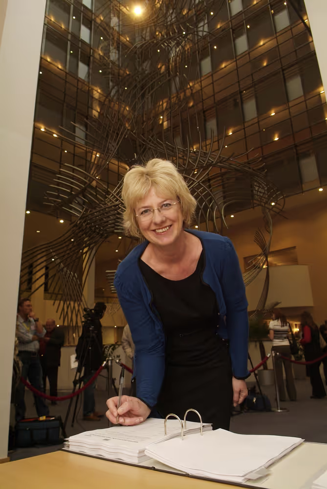MEP Karin RIIS-JORGENSEN signs a petition in Brussels