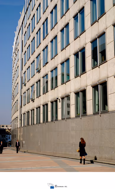 Valokuva 23: People walking in front of the EP building in Brussels.