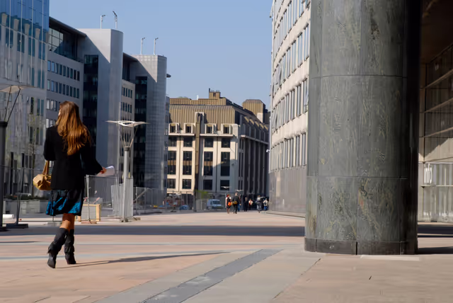 Valokuva 24: People walking in front of the EP building in Brussels.