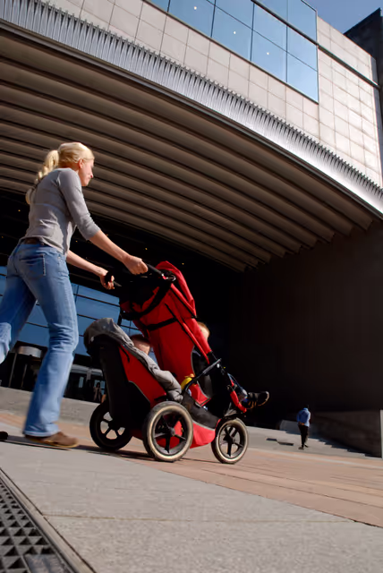 Valokuva 26: People walking in front of the EP building in Brussels.
