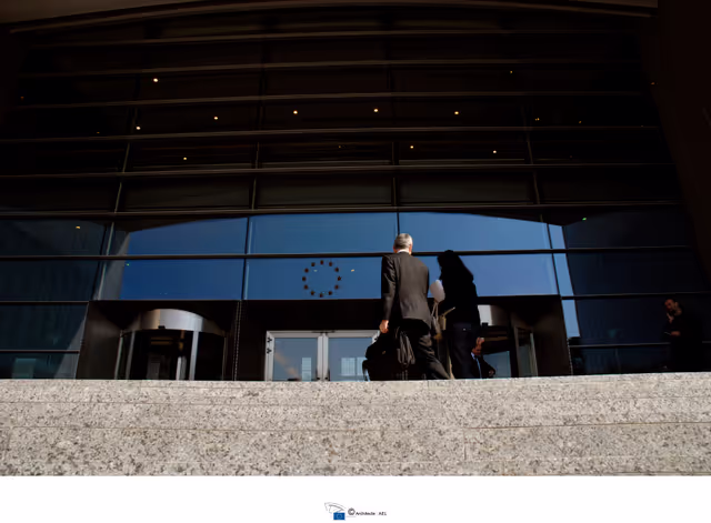 Valokuva 27: People walking in front of the EP building in Brussels.