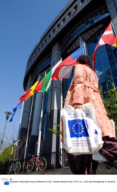 Valokuva 28: People walking in front of the EP building in Brussels.