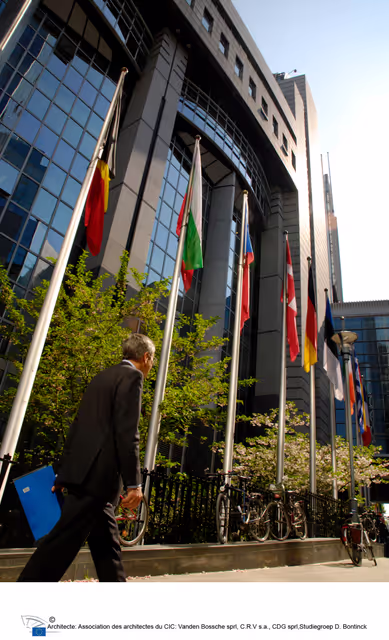 Valokuva 29: People walking in front of the EP building in Brussels.