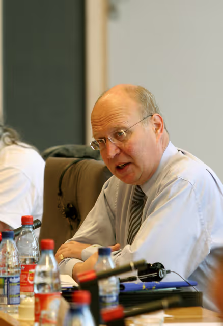 Fotografie 1: MEP Andrew DUFF attends a meeting in Brussels