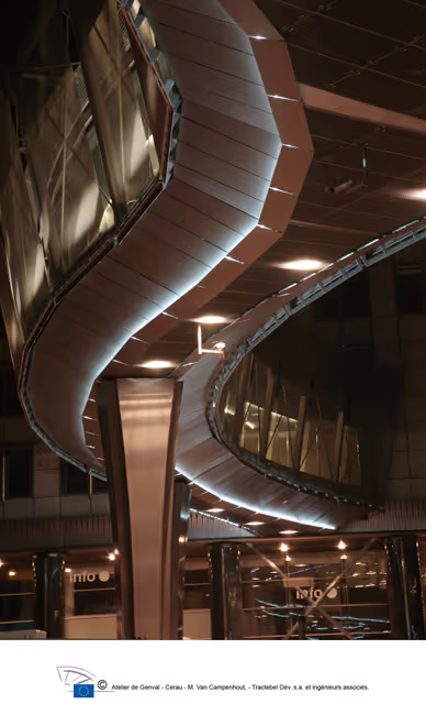 Valokuva 2: Nighttime view of the EP in Brussels.