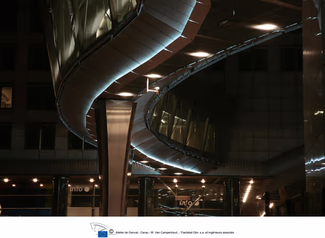 Valokuva 3: Nighttime view of the EP in Brussels.