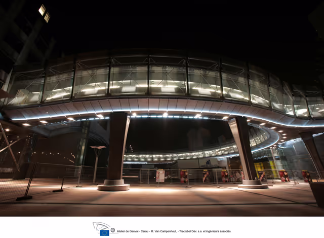 Valokuva 6: Nighttime view of the EP in Brussels.