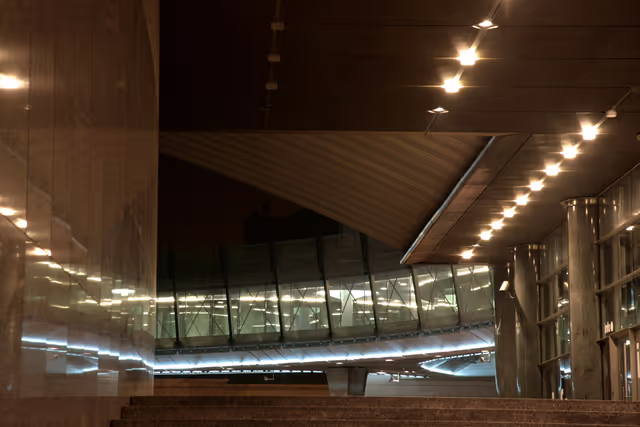 Valokuva 10: Nighttime view of the EP in Brussels.