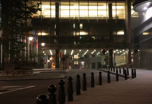 Valokuva 13: Nighttime view of the EP in Brussels.
