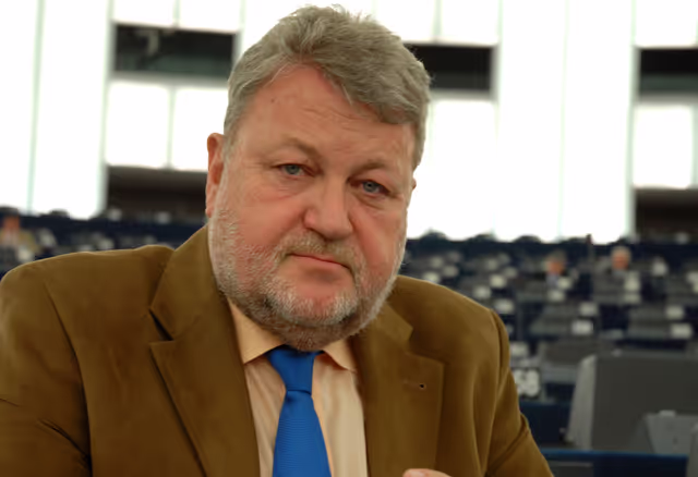 Φωτογραφία 4: MEP Robert GOEBBELS in Strasbourg