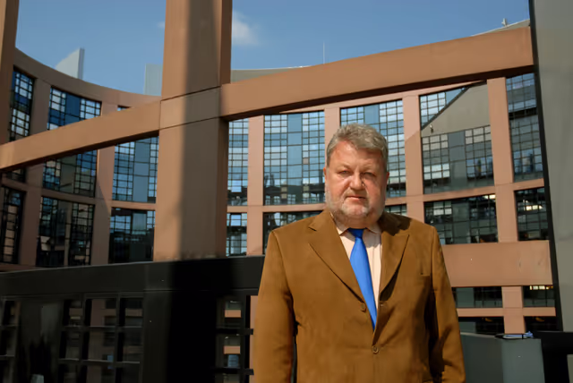 Φωτογραφία 7: MEP Robert GOEBBELS in Strasbourg