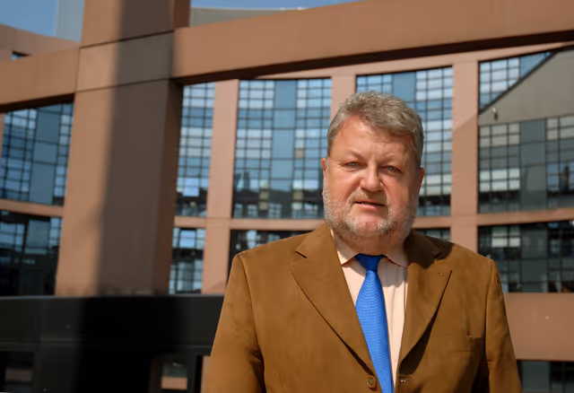 Φωτογραφία 9: MEP Robert GOEBBELS in Strasbourg