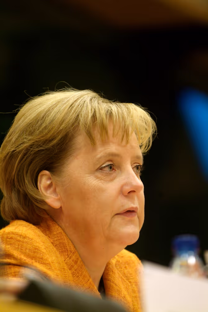 The Federal German Chancellor reports on Germany's EU Presidency and on the EU summit with the PSE group .