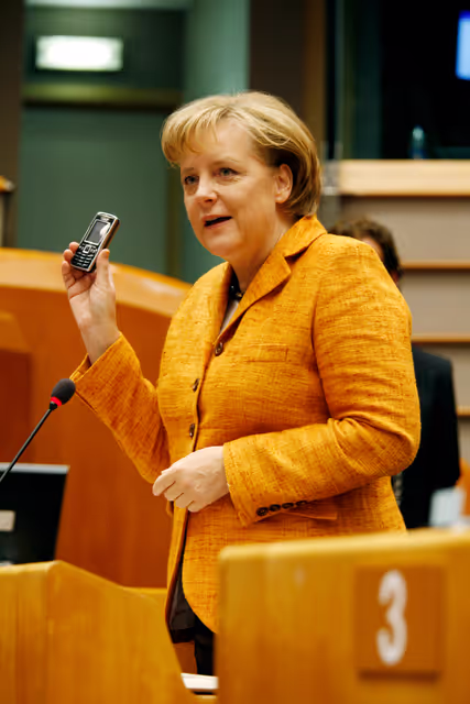 Φωτογραφία 22: Signature of the Mobile Phone Roaming Regulation with the EP President and the German Federal Chancellor.