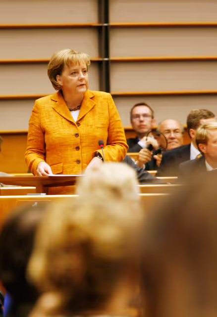 Φωτογραφία 19: Signature of the Mobile Phone Roaming Regulation with the EP President and the German Federal Chancellor.