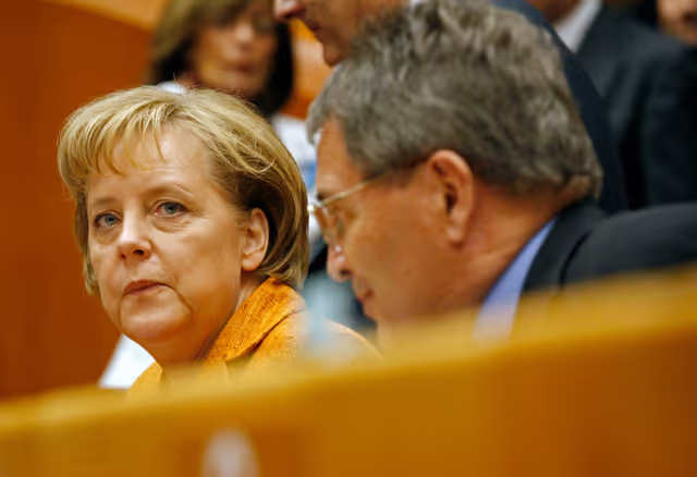 Φωτογραφία 25: Signature of the Mobile Phone Roaming Regulation with the EP President and the German Federal Chancellor.